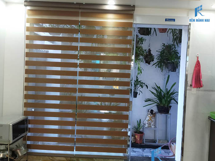 mẫu rèm cuốn cầu vồng che nắng nhà bếp
