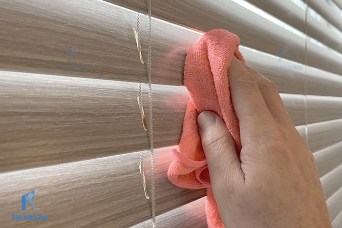 vệ sinh rèm gỗ dễ dàng